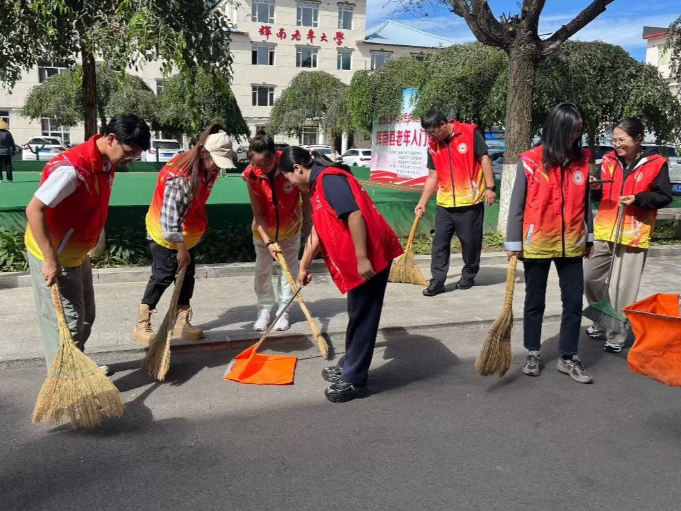 辉南县​朝辉街道惠民社区联合包保单位到小区清理卫生