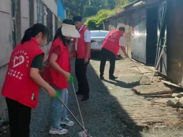 辉南县朝辉街道花园社区联合包保单位持续深入五中西平房区清理卫生