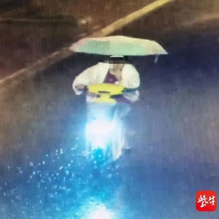 当场身亡！女子雨天撑伞骑行被卷入货车底部……