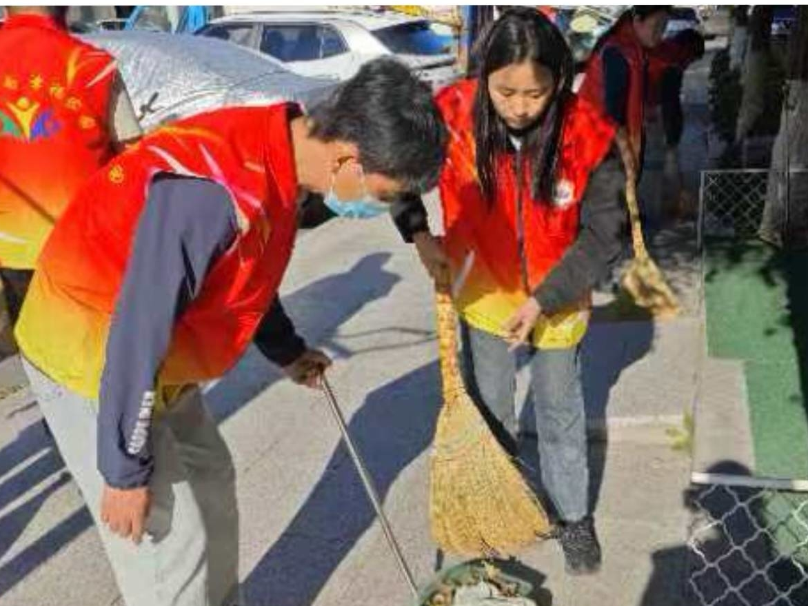 辉南县朝辉街道惠民社区联合包保单位清理环境卫生