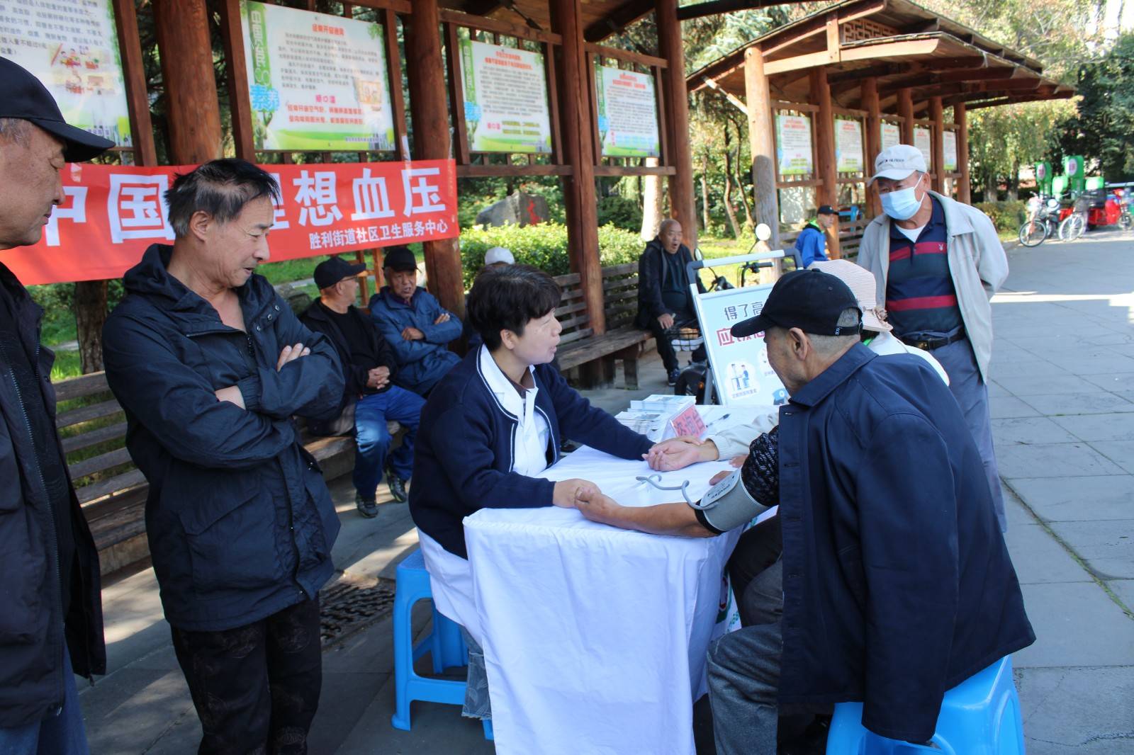 胜利街道社区卫生服务中心开展“全国高血压日”宣传