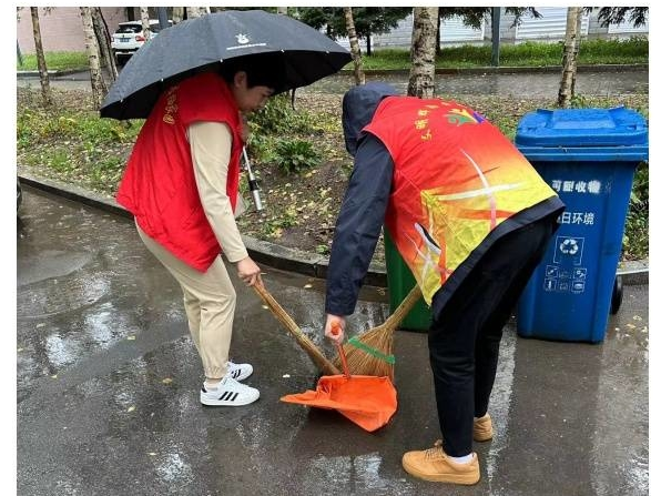 辉南县农业农村局雨天持续深入小区进行环境卫生清理