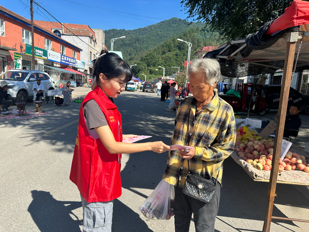 利用周三大集开展“推普”宣传活动.jpg