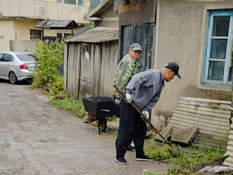 辉南县朝辉街道工农社区联合包保单位进行精神文明创建工作