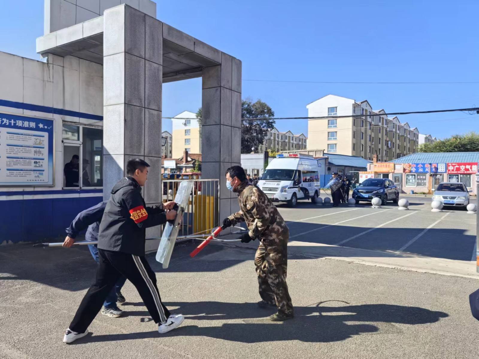 敦化市大石头镇中学校开展应急反恐演练