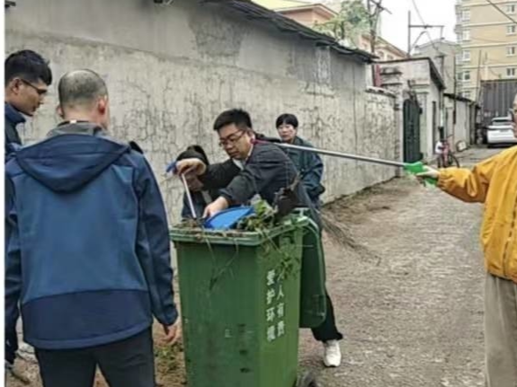 辉南县朝辉街道花园社区联合包保单位持续深入包保小区打扫卫生