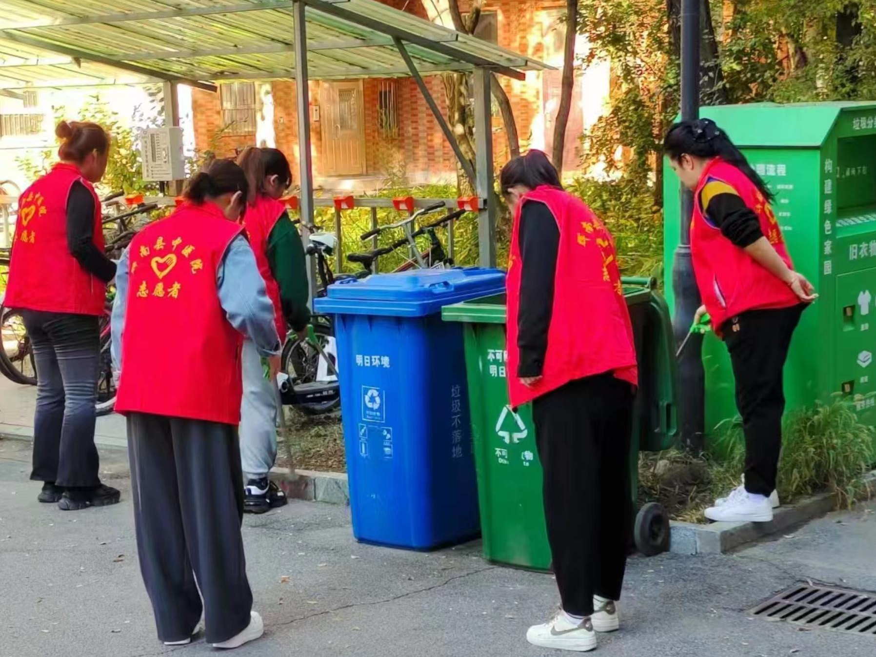 辉南县朝辉街道惠民社区联合包保单位深入小区清理院内垃圾