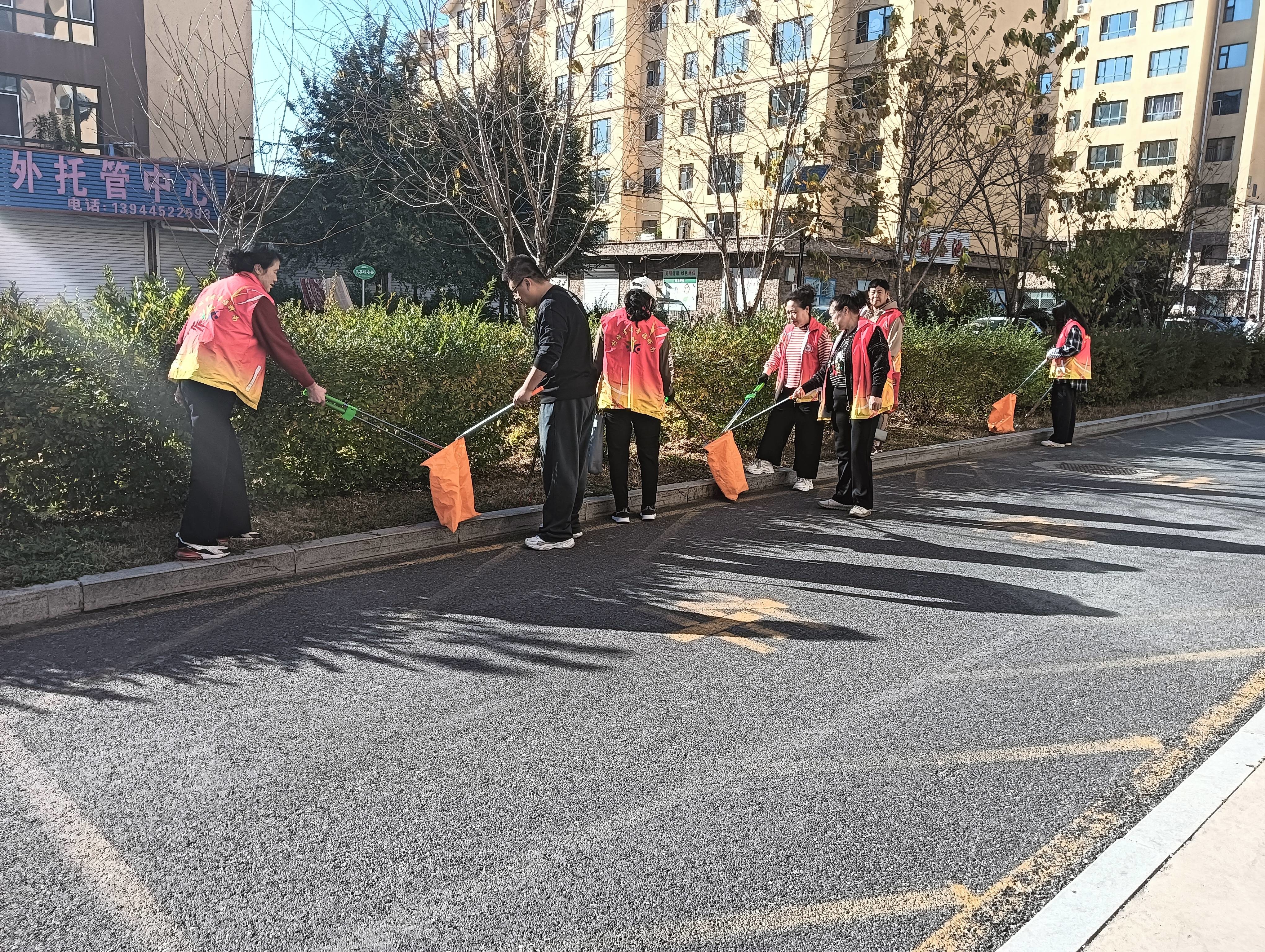 辉南县东凤街道兴工社区联合共建单位持续深入包保小区常态化进行环境卫生清理