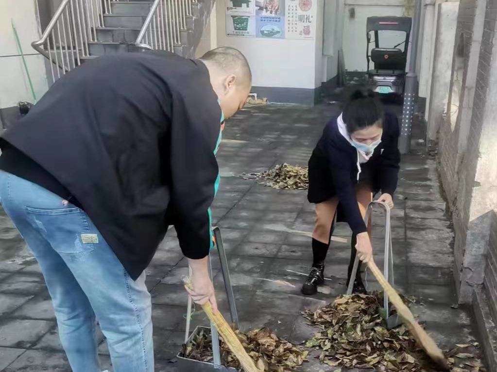 辉南县朝辉街道惠民社区联合包保单位到小区清理卫生