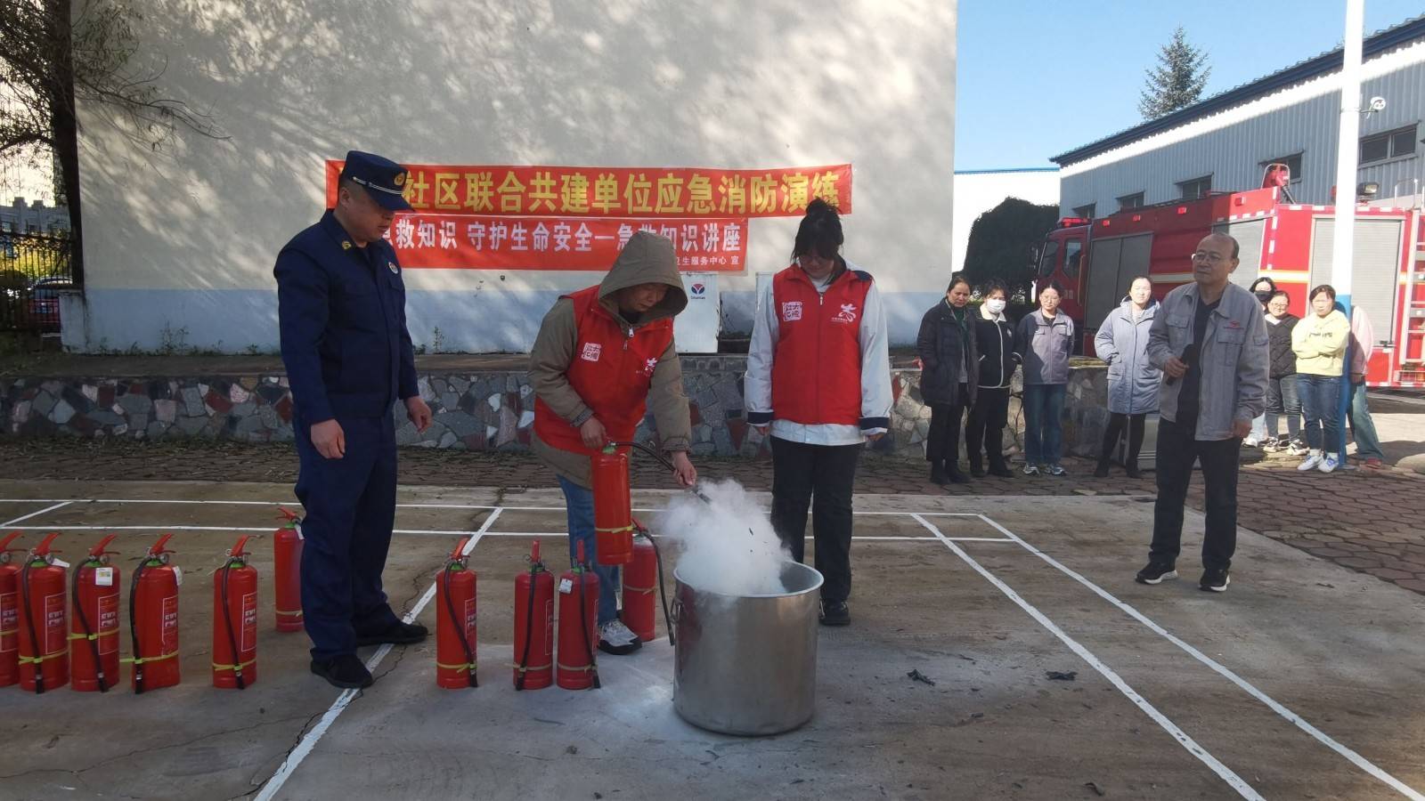 胜利街道民和社区联合街道卫生服务中心和消防大队开展应急消防救援演练