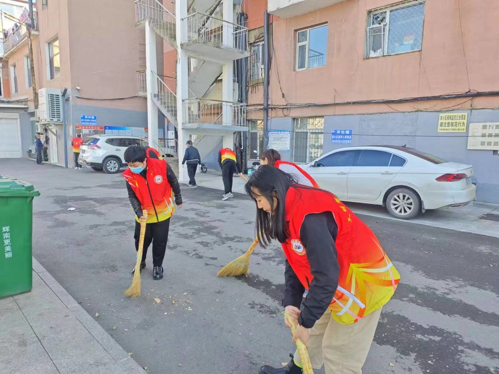 辉南县朝辉街道惠民社区联合包保单位到小区打扫卫生