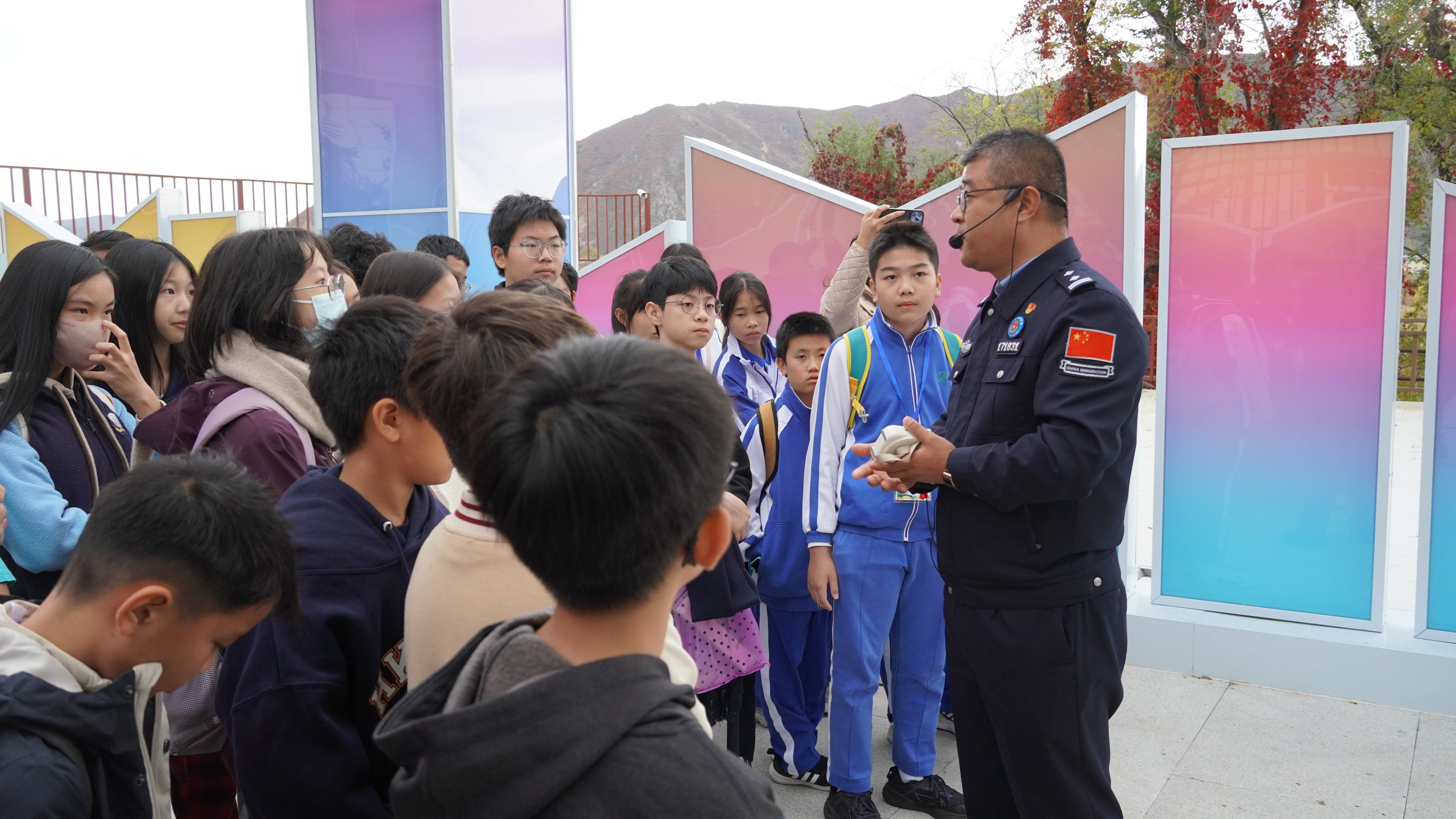 图们出入境边防检查站迎接“内地与香港青少年民族文化研习活动”师生