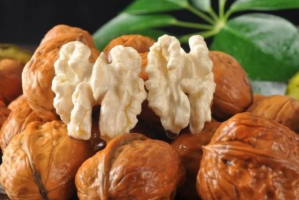 生活小百科丨爱吃核桃的人，血管和大脑都不一样，还有助延寿！但吃够这个量才最受益