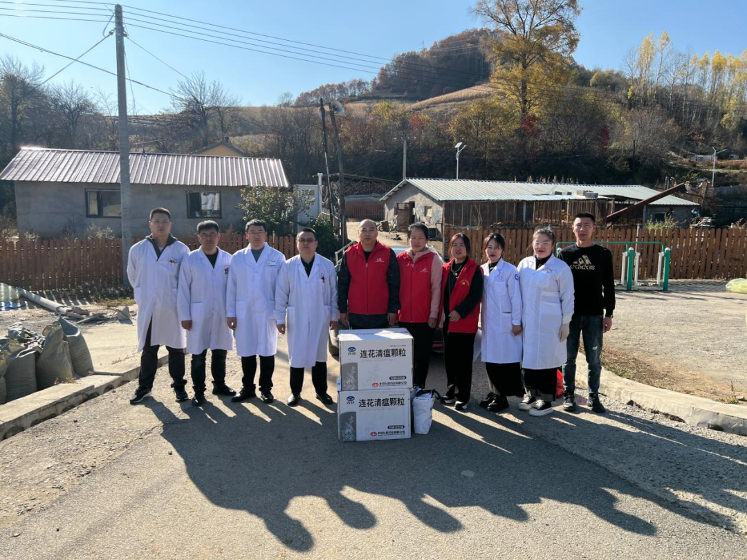 党旗飘扬 送医到家——靖宇县中医院开展基层农村健康义诊志愿服务活动