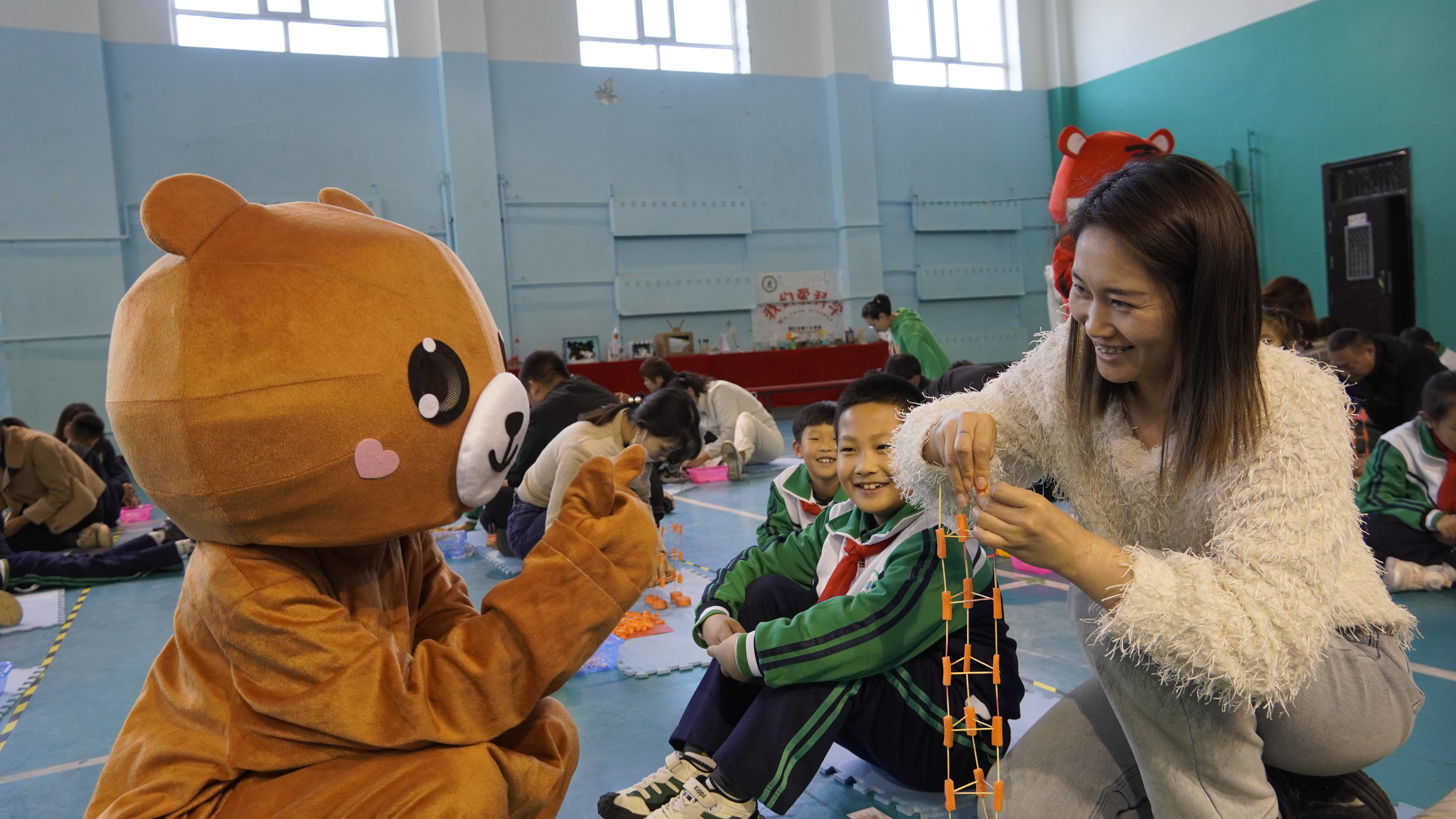 图们国门红军小学“创新引领发展 科技对话未来”第三届胡萝卜建高塔挑战赛举行