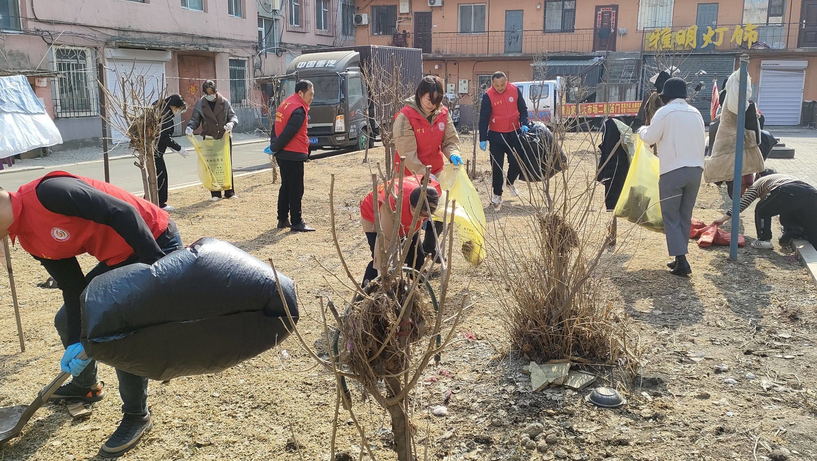 蛟河市民主街道华东社区开展“清洁环境卫生 共建美好家园”志愿服务活动