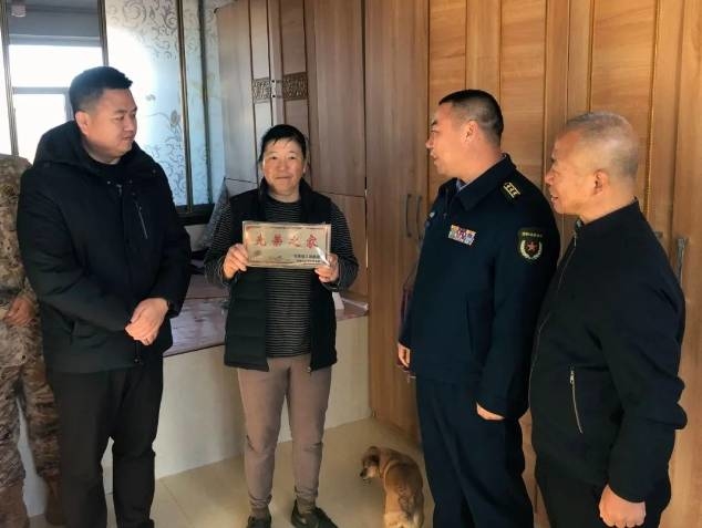 点亮尊崇之光 闪耀军属之门——为军人家庭悬挂光荣牌