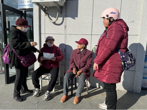 龙井市安民街道土城堡社区开展“预防养老诈骗 远离非法集资”普法宣传活动