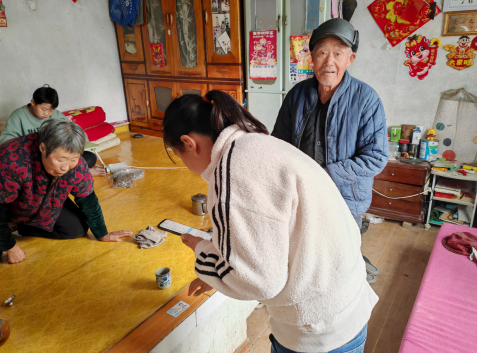 龙井市梨园街道凤林社区开展“贴心服务零距离 帮缴代缴送上门”活动