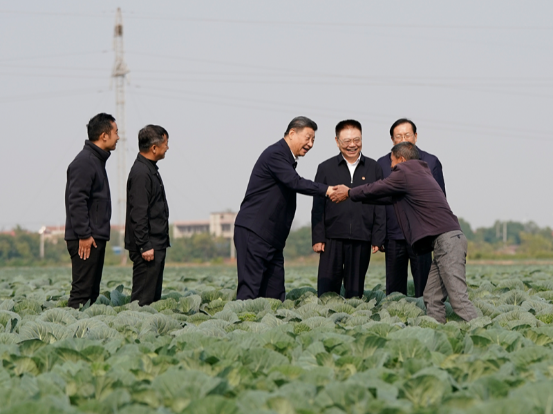 第一观察·瞬间 | 总书记的手总是紧紧同人民握在一起