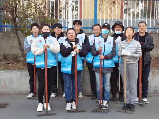 龙井市龙门街道北新社区筑梦北新志愿服务队开展提升宜居“净”我所能环境卫生整治活动