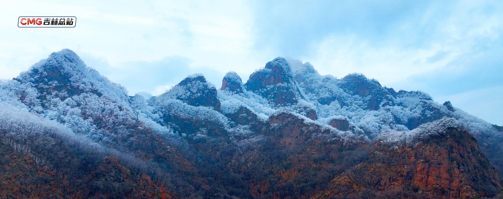 【媒体聚“蛟”】11月17日央视新闻 | 吉享冰雪之约丨吉林蛟河拉法山景区迎来高山雪景奇观