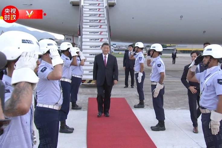 独家视频丨习近平步出舱门 巴西政府高级官员热情迎接