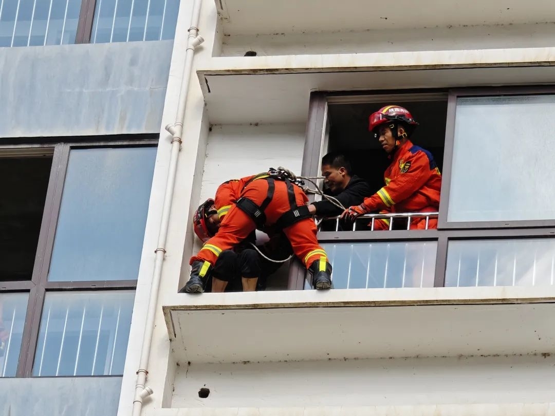 七旬老太从9楼家中“逃离”，竟从墙外水管爬下5楼......