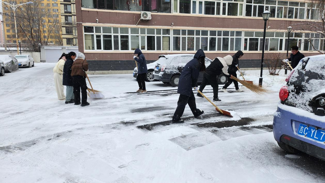 永盛街道以雪为令 全力清雪保畅通