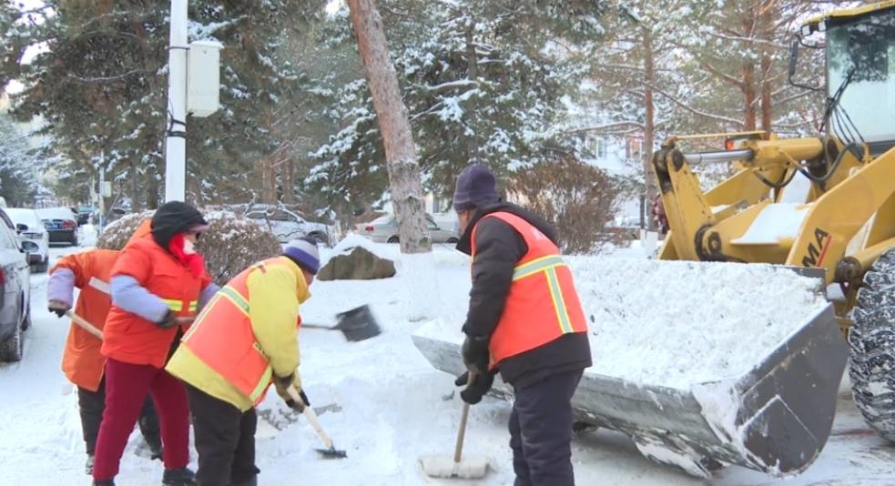 前郭县城市管理行政执法局持续作战 快速清雪保障道路畅通