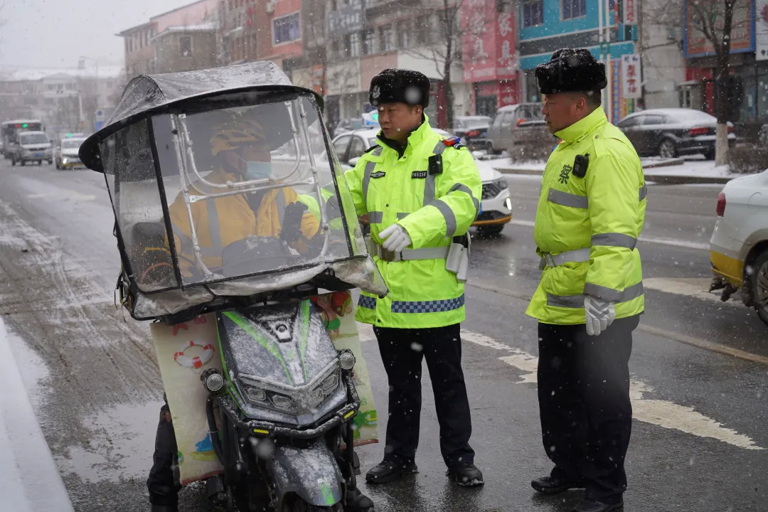 以雪为令 | 靖宇交警抗击风雪第一线，疏堵保畅护平安