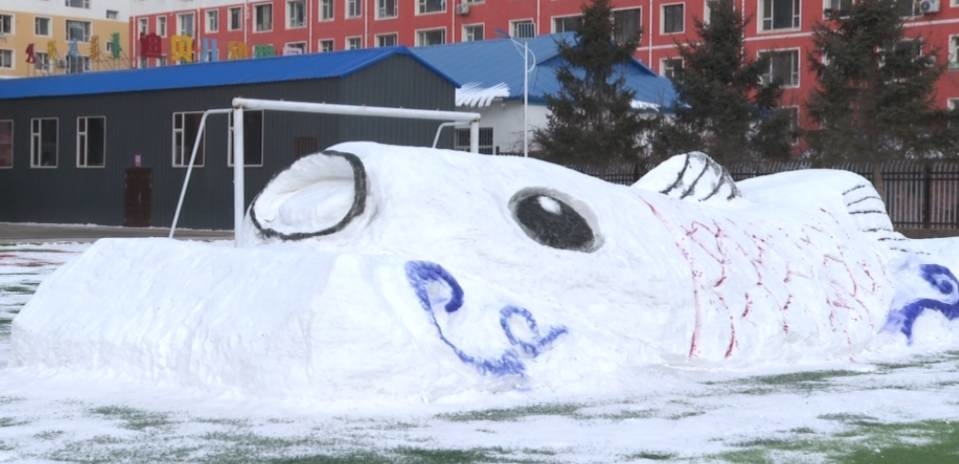 雕冰塑雪 前郭县实验小学的校园真带劲儿