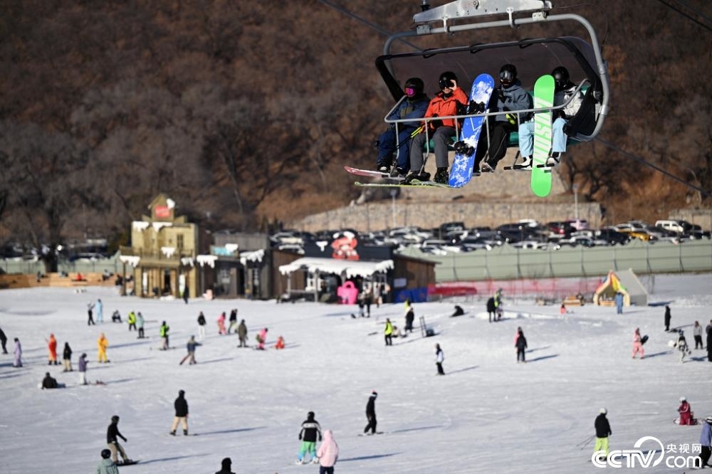 江西婺源：百亩梯田层层叠叠 徽派村居若隐若现