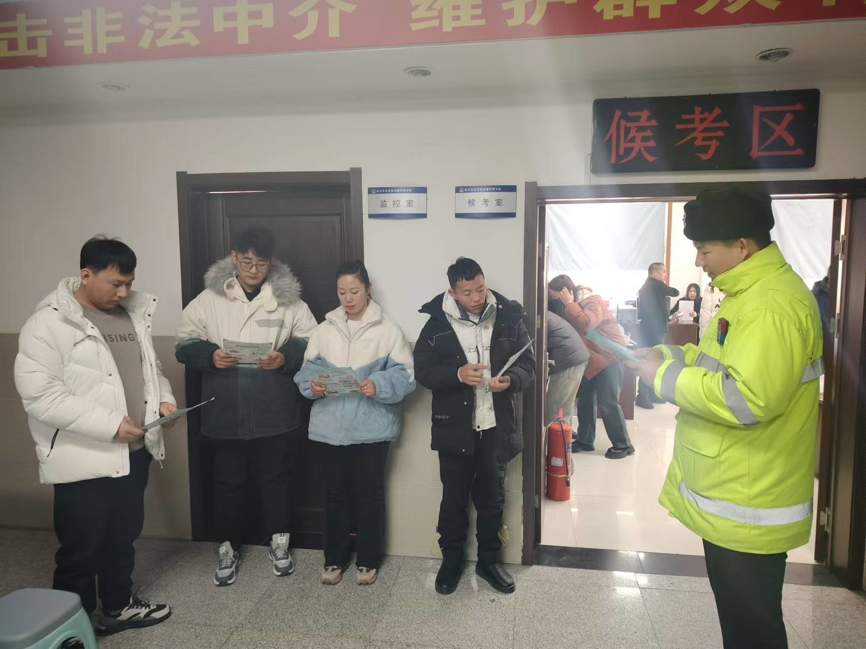【警营快讯】交警进驾校 严把安全驾驶第一关