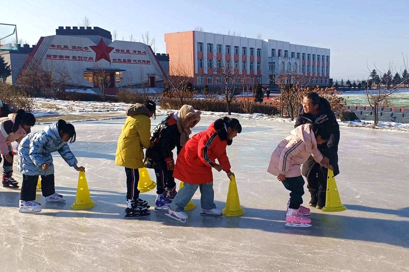 翰章乡学校积极开展学生滑冰项目训练