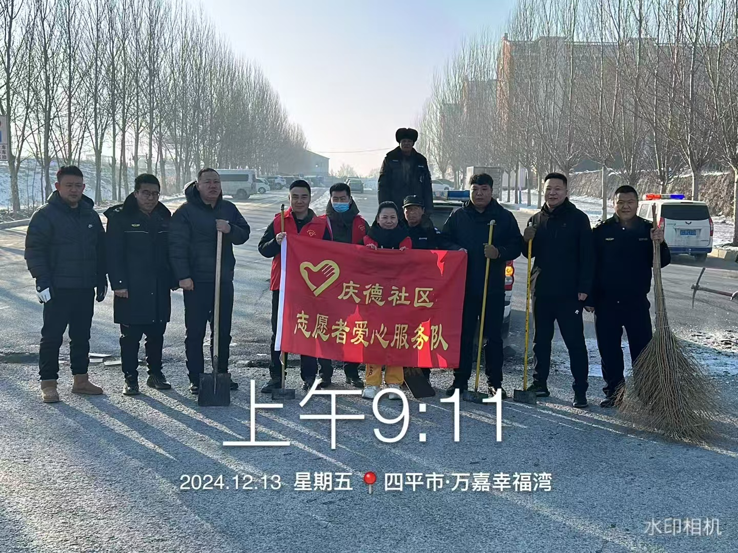 伊通县永盛街道庆德社区修补路面解民忧