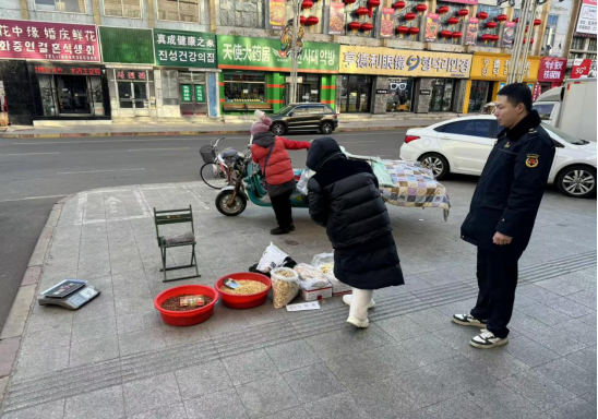 龙井市城市管理综合行政执法大队开展违规占道经营专项整治行动