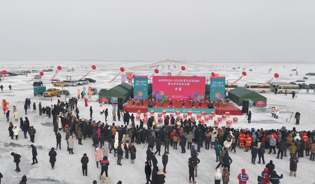 月亮泡：雪绘美景迎宾客 鱼腾冰湖醉游人