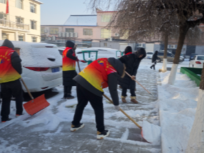 辉南县委统战部深入小区清理积雪