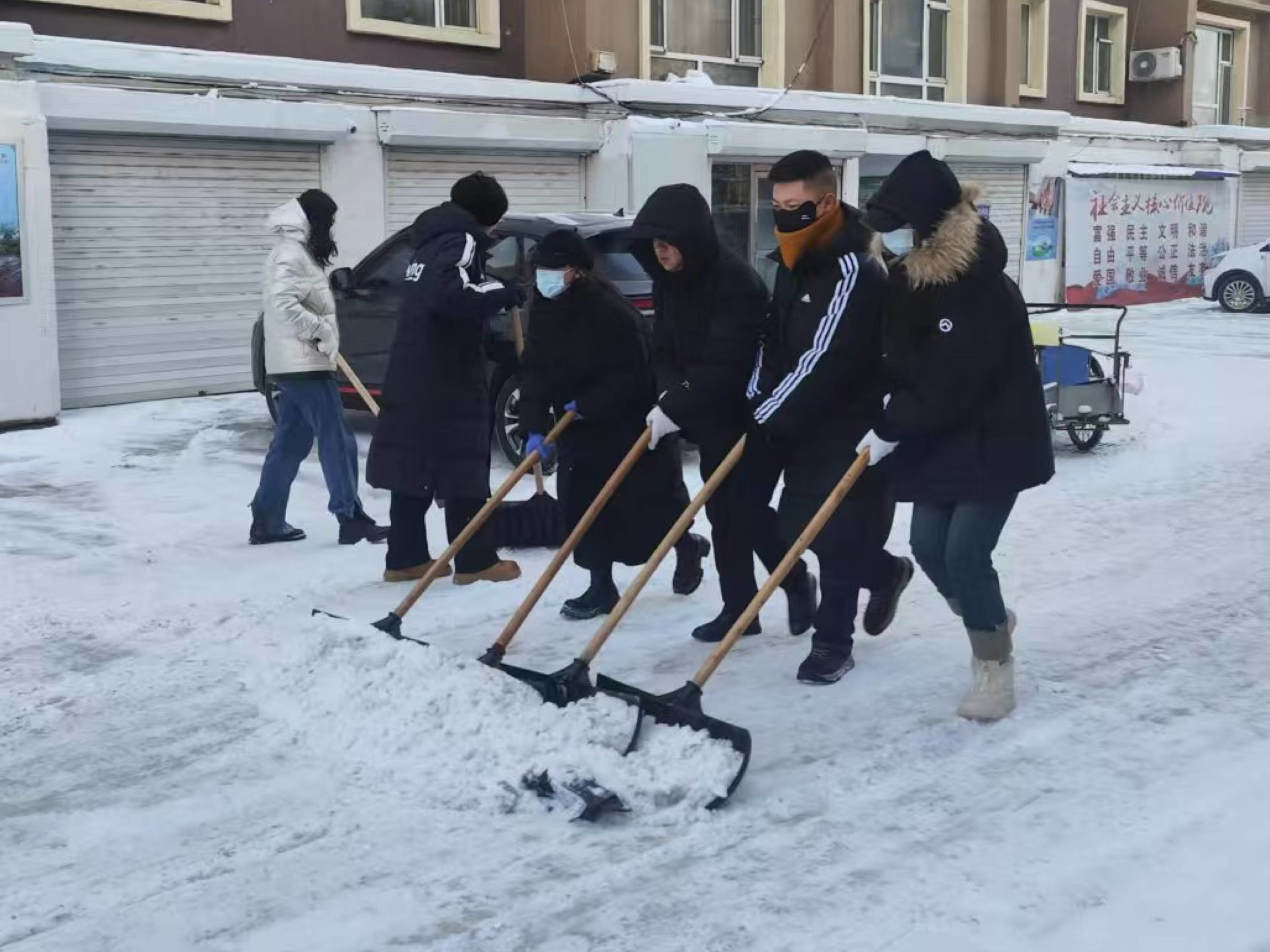 辉南县朝辉街道花园社区联合包保单位深入小区清理积雪