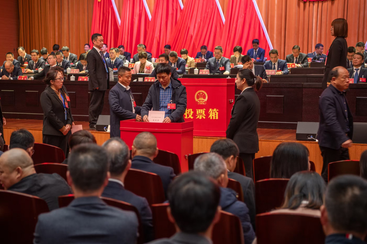 2024年1月10日,宁海县第十九届人民代表大会第三次会议第二次全体会议,代表们投票表决2024年县民生实事项目。 宁海县人大供图.jpg