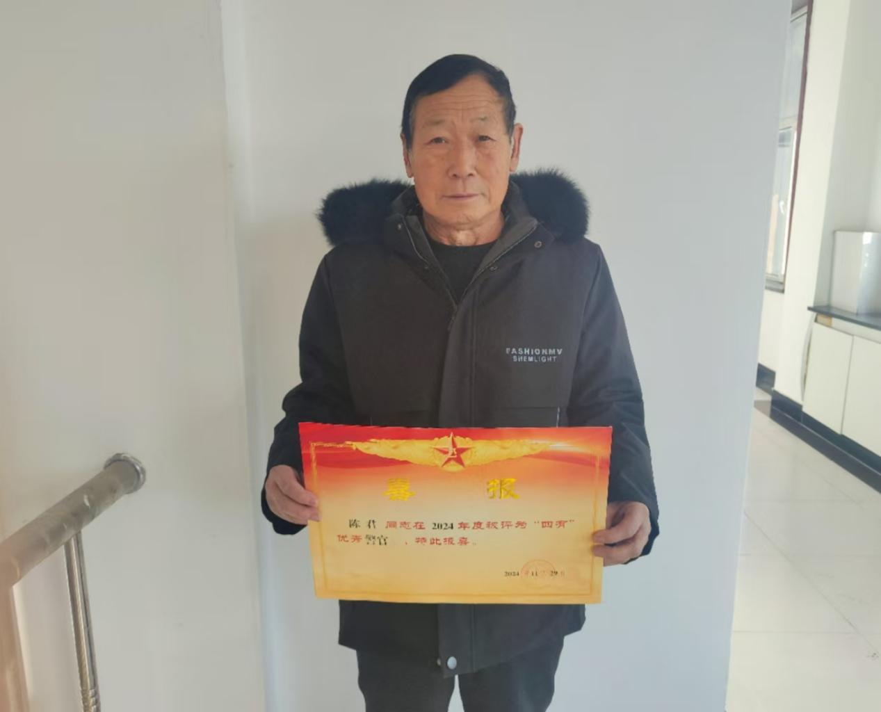 红石砬子镇为“四有”优秀士兵送喜报