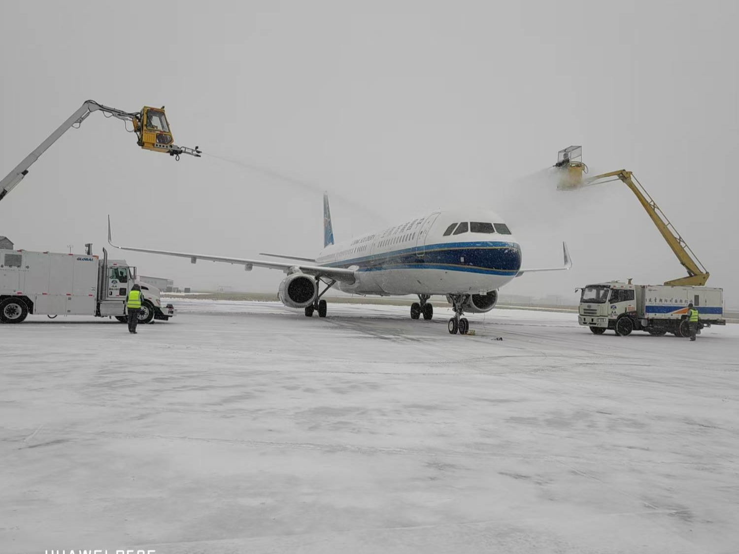 延吉机场迎战强降雪 全力守护旅客出行路