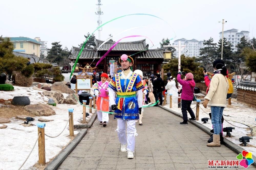 中国朝鲜族民俗活动庆佳节 市民游客游园品美食赏民俗