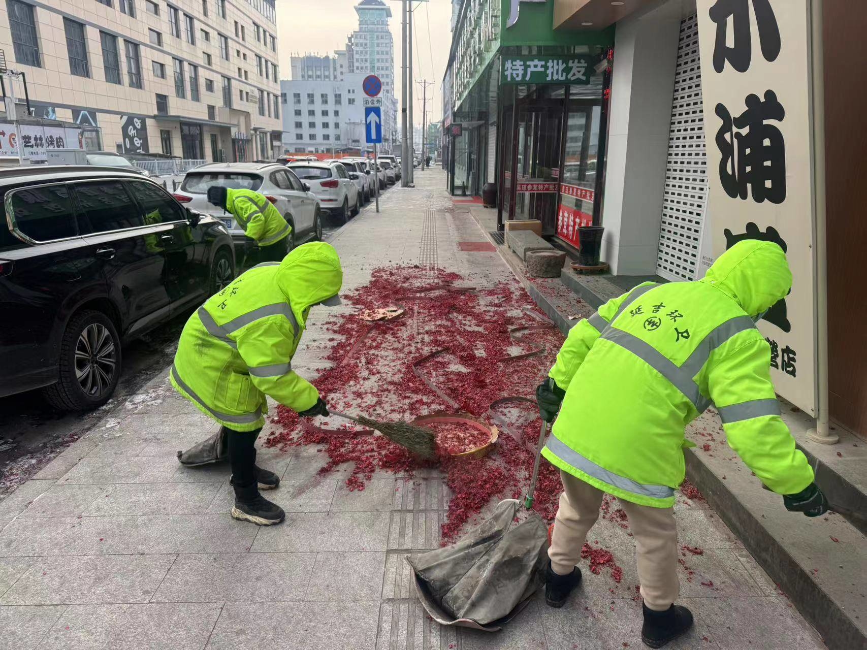 延吉城管：高效清理烟花爆竹残屑 保障城市整洁