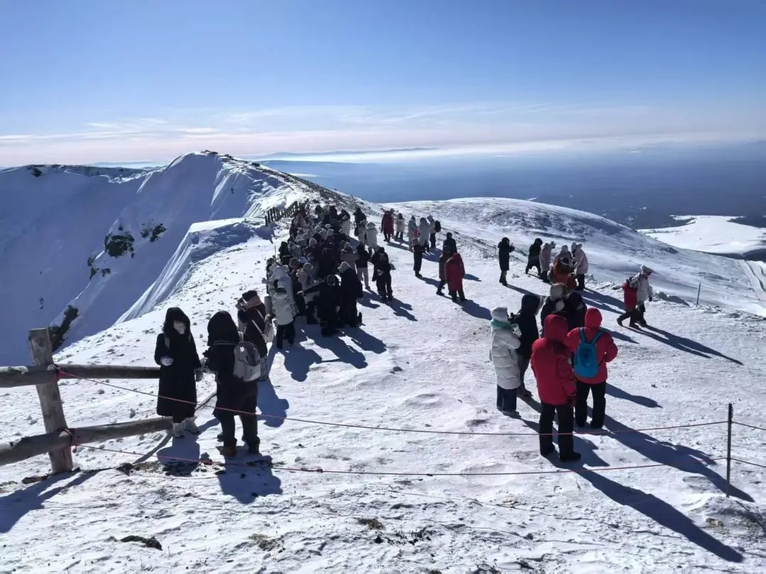 新雪季长白山景区接待游客72.32万人次，提前38天再创历史新高！长白山冰雪旅游再创佳绩