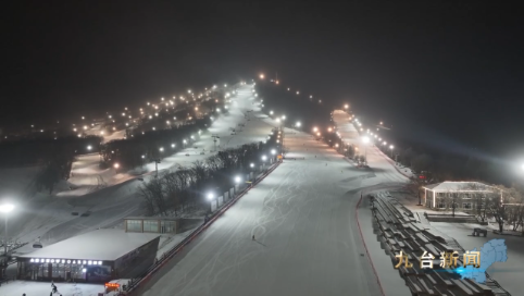 庙香山滑雪场：春节假期戏雪滑雪活力十足