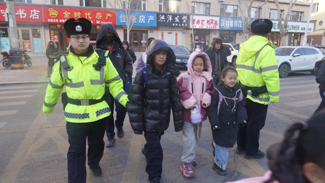 “陪”你上学 “护”你平安 通榆公安交巡警开启“护学模式”