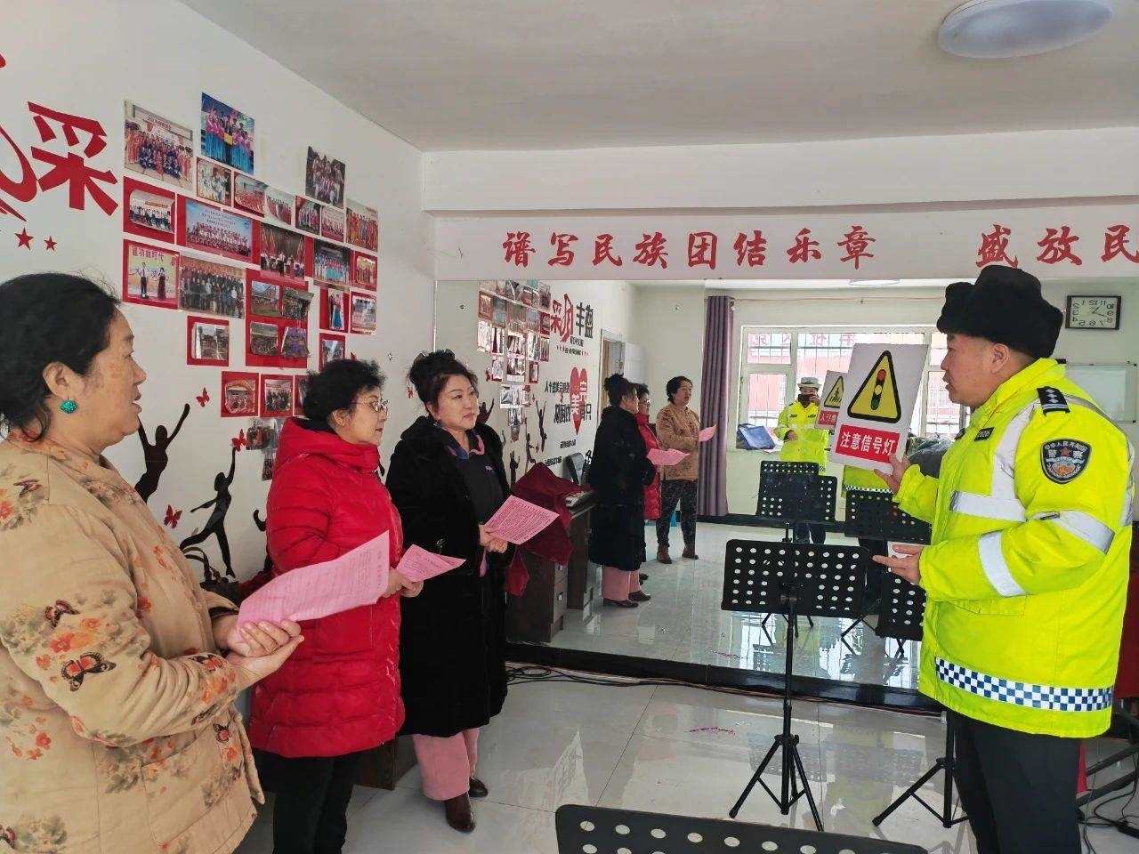 江源区：交警开展“一老一小”同守护 警民互动零距离交通安全宣传活动