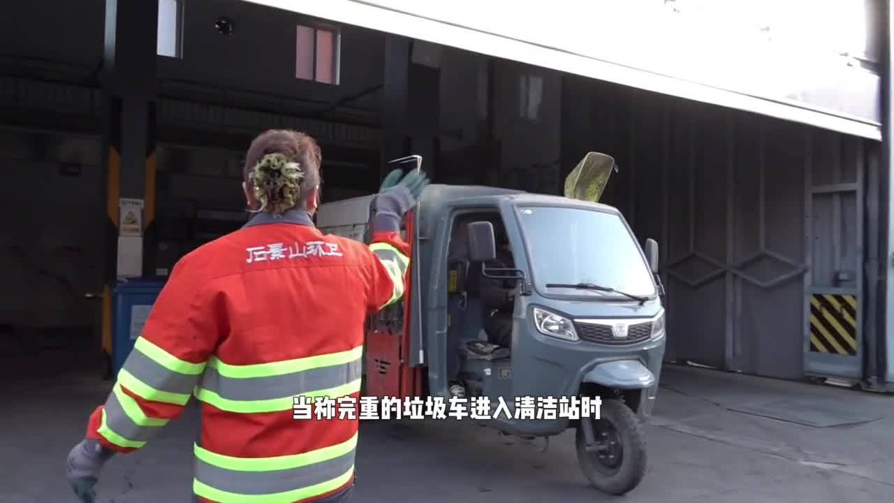 【从农民工到人大代表，她在垃圾站擦亮城市之光】听人民心声，为人民服务。戳视频，看刘明群的故事！